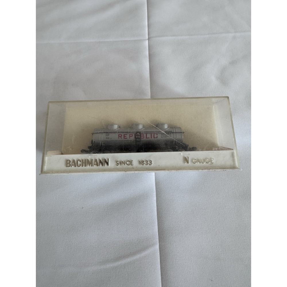 Bachmann 6214/200 N Guage Three Dome Tank Car With Box